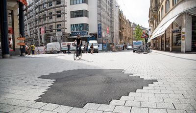 Kreuzung in der Tübinger Straße: Schwere Lieferwagen schaden den Bodenplatten.