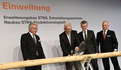 Der grüne MP überzeugt sich von den Baumfäll-Qualitäten. Foto: Stihl