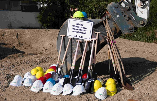 Die Message auf dem Areal des neu entstehenden Hauses: Das 4-Häuser-Projekt hat es erneut geschafft, Wohnraum dem spekulativen Markt zu entziehen. Foto: Linda Savastano