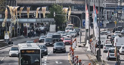 Viel Autoverkehr mitten in der Stadt. Viel Autoverkehr mitten in der Stadt.