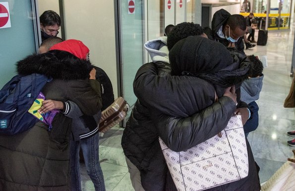 Dann liegen sich alle in den Armen. Auch Zahra und Sayid. Als er ...