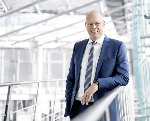 Vorstandschef Thomas Böck im schicken Festo-Glashochhaus über Esslingen. Foto: Festo