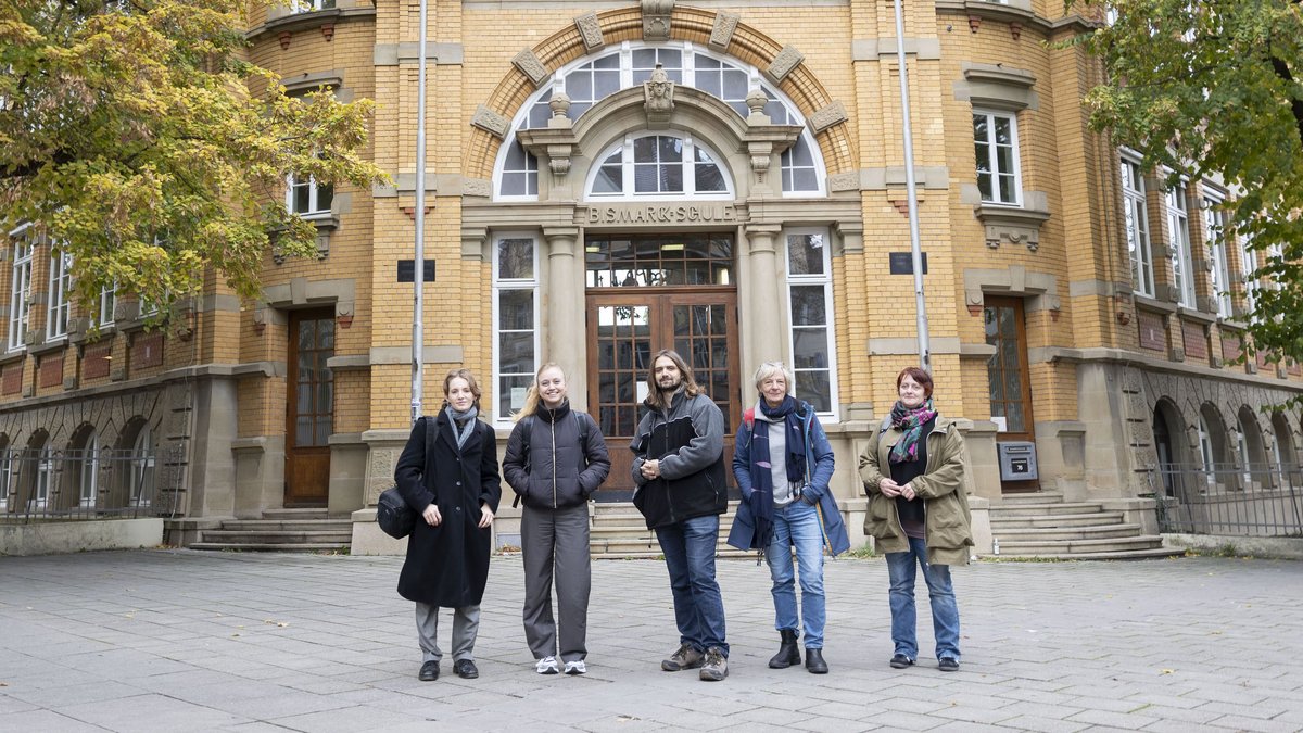 Praktikantin Nelly Rommel, Volontärin Franziska Mayr, Redakteur Minh Schredle, Redakteurin Gesa von Leesen und Anna Hunger aus der Kontext-Chefin vor der Bismarckschule in Stuttgart-Feuerbach. Foto: Julian Rettig