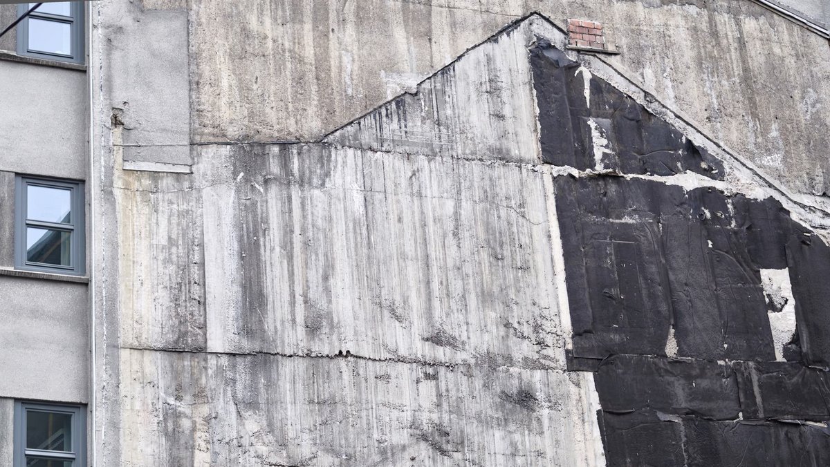 Abgerissen ist schnell – die Brandmauer zum Nachbarhaus zeigt noch die Silhouette. Foto: Joachim E. Röttgers Abgerissen ist schnell – die Brandmauer zum Nachbarhaus zeigt noch die Silhouette. Foto: Joachim E. Röttgers