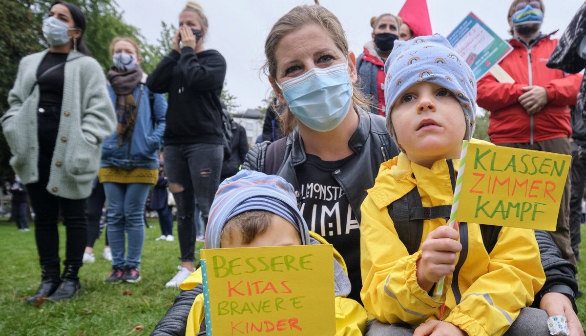 Kita zu, dann kommen die Kinder mit zur Demo, beim Warnstreik im öffentlichen Dienst in Stuttgart am 8. Oktober. Fotos: Joachim E. Röttgers