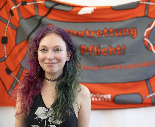 Rosa Simons am Infostand der Seebrücke Heidelberg.