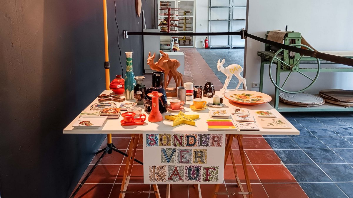 Alles muss raus – noch ist die Majolika ein Mal pro Woche geöffnet. Foto: Florian Kaufmann Alles muss raus – noch ist die Majolika ein Mal pro Woche geöffnet. Foto: Florian Kaufmann