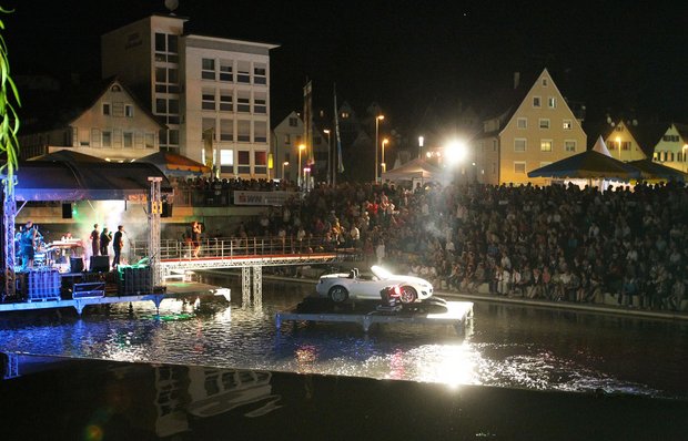 Die Nummer eins im Feiern – mit schwimmendem Automobil. Foto: Edgar Layher