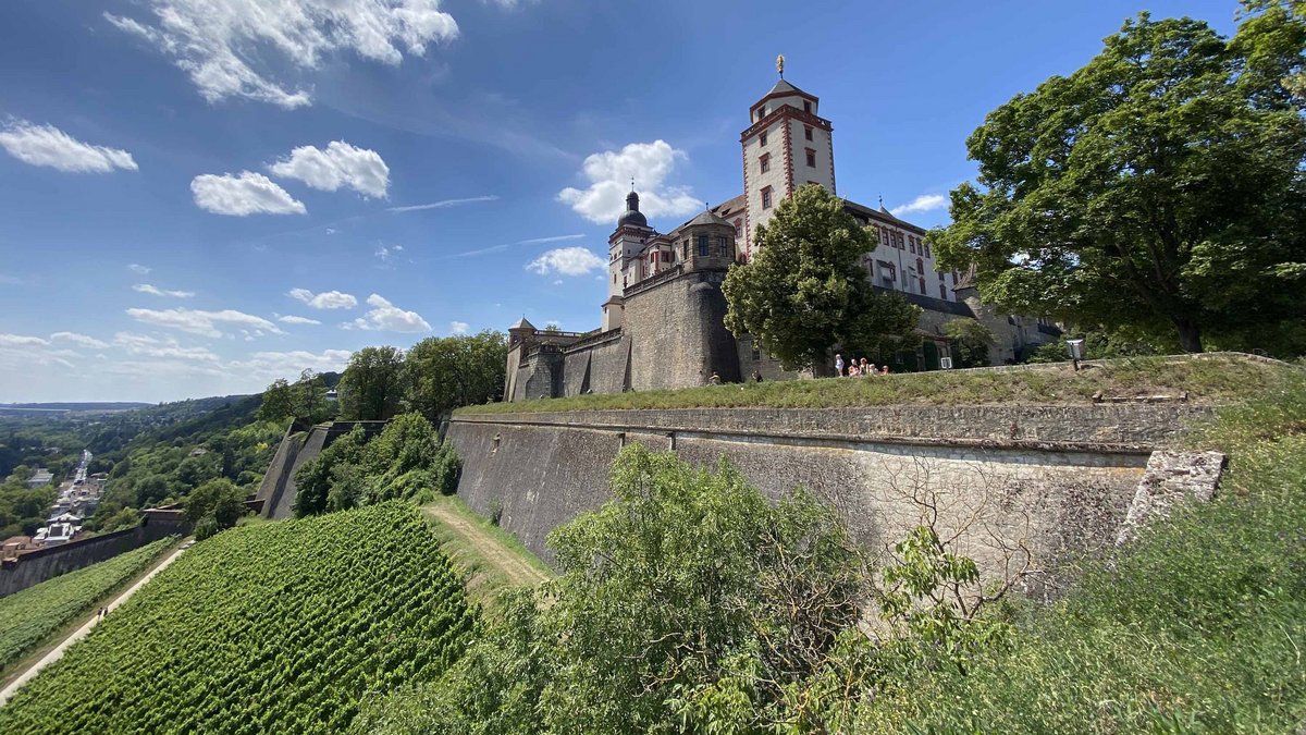 Festung Marienburg hoch über Würzburg: Dort saß Hans Böhm im Gefängnisturm, ganz in der Nähe wurde er öffentlich verbrannt. Foto: Ondré anb030.de, CC BY-NC-SA 2.0, https://www.flickr.com/photos/anberlin/50254313067