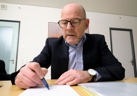 Landesverkehrsminister Winfried Hermann skizzziert den Ergänzungsbahnhof…