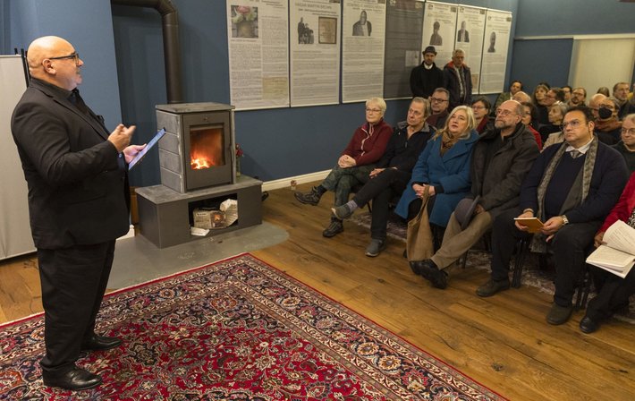 Daniel Strauß, der Landesvorsitzende Deutscher Sinti und Roma, spricht die AfD und das Unwort der Remigration an. Rechts in Reihe eins lauscht Romeo Franz, der erste deutsche Sinto im Europäischen Parlament.