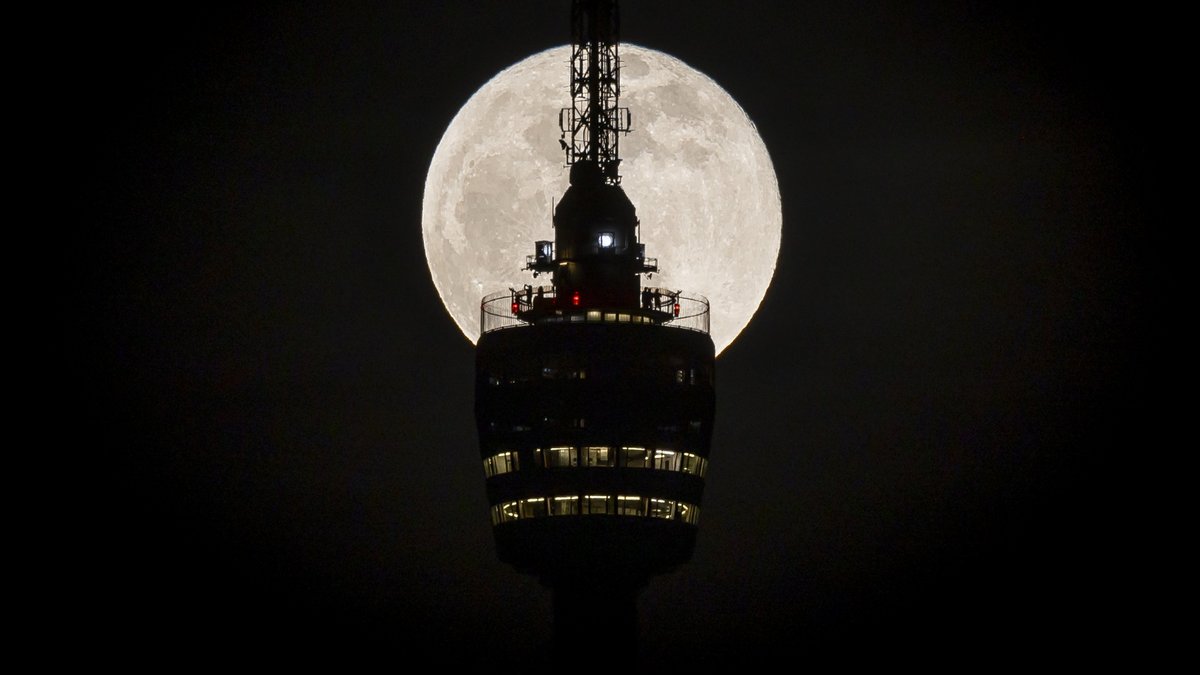 Vollmond über dem Stuttgarter Fernsehturm. 