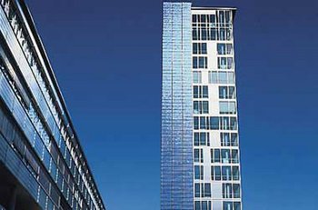 Verbraucht die Energie, die er erzeugt: Solar-Tower am Freiburger Hauptbahnhof. Foto: Solar-Fabrik AG