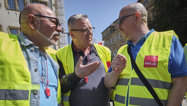 Nezir Sabani (Mitte) hat in einem Monat schon mal 253 Stunden geschafft. Links sein Busfahrerkollege Dimitri, rechts Emilio. Nezir Sabani (Mitte) hat in einem Monat schon mal 253 Stunden geschafft. Links sein Busfahrerkollege Dimitri, rechts Emilio.