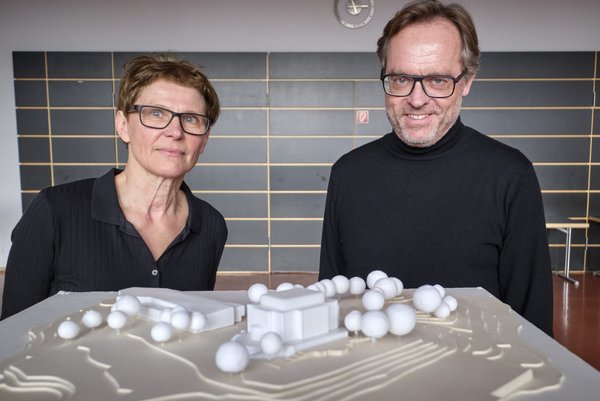 Die Villa bleibt der Star: Sabine Birk und Eberhard Schlag vom Atelier Brückner präsentieren die neuen Pläne.