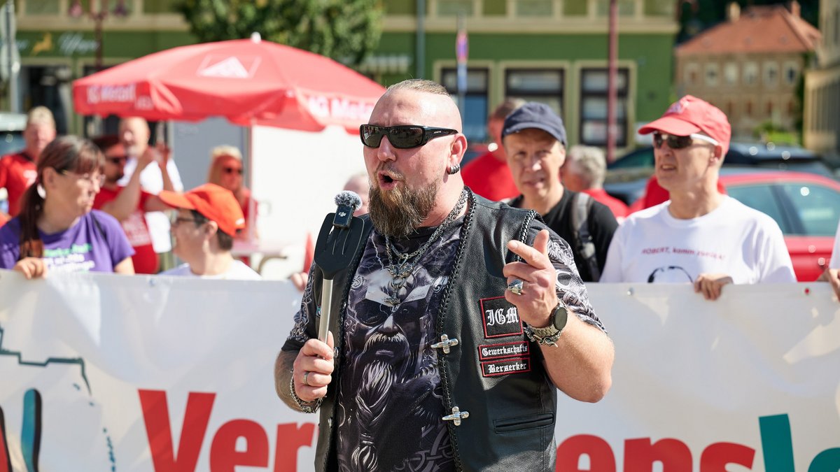 Sieht hart aus, macht aber nur Social Media für Gewerkschaftsthemen wie hier in Sebnitz: Benny, BMW-Vertrauensmann aus Berlin.