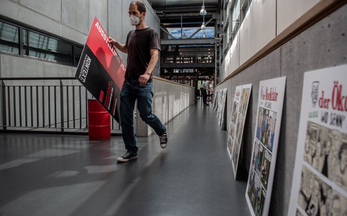 Das Plakat zur Ausstellung bringt Oli Stenzel ...