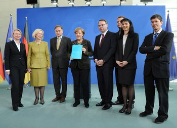 Bericht für die Kanzlerin: Übergabe des Efi-Jahresgutachtens an Angela Merkel. Foto: Steffen Weigelt