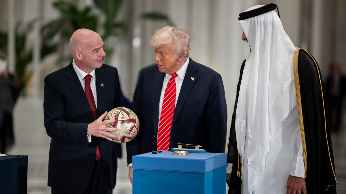 No Kings – FIFA-Präsident Gianni Infantino mit Donald Trump und dem Emir von Katar, Mai 2025. Foto: Daniel Torok, gemeinfrei, https://commons.wikimedia.org/w/index.php?curid=165336924