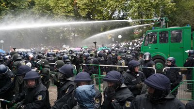 Merkel offenbar immer im Bilde: bauvorbereitende Maßnahmen am 30.9.2010 im Stuttgarter Schlossgarten. Foto: Lessat