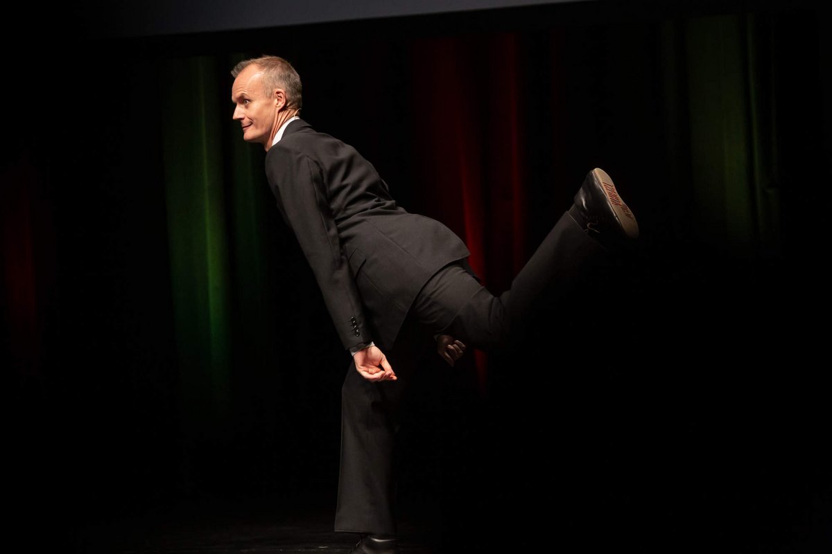 Huldigt mit einer Adaption des "Silly Walks"-Sketches der gerade 50 gewordenen britischen Komikertruppe Monty Python: Kabarettist Max Uthoff von der "Anstalt".