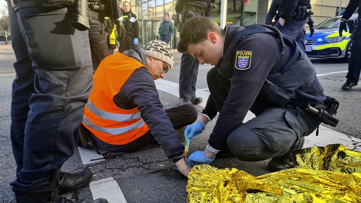 Mischa Bareuther, Aktivist bei der Letzten Generation, bei einer Blockade-Aktion im März 2023. Fotos: Letzte Generation
