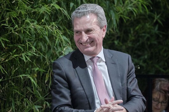 Günther Oettinger kann im Supermarkt Schlange stehen, behauptet er. Foto: Joachim E. Röttgers Günther Oettinger kann im Supermarkt Schlange stehen, behauptet er. Foto: Joachim E. Röttgers