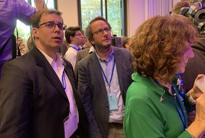 Roman Deininger (Mitte) am Wahlabend im CSU-Fraktionssaal kurz nach 18 Uhr. Foto: privat