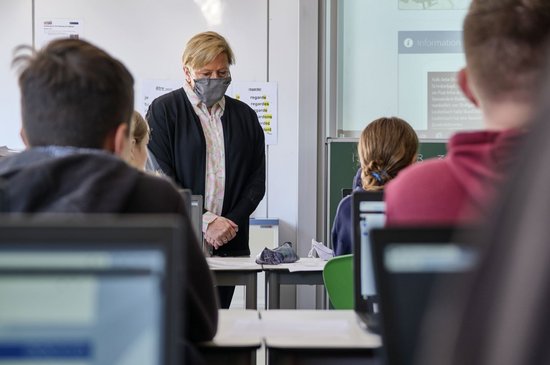 Den ganzen Tag in der Schule? Kultusministerin Eisenmann scheint das traurig zu machen. Foto: Joachim E. Röttgers Den ganzen Tag in der Schule? Kultusministerin Eisenmann scheint das traurig zu machen. Foto: Joachim E. Röttgers