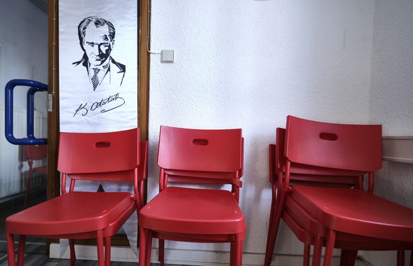 Bei Lutev hängt Atatürk überm Stühle-Stapel. 