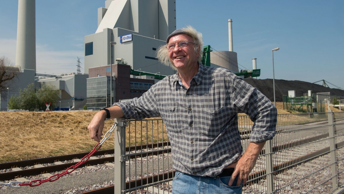 Harry Block 2014 vor dem Rheinhafen-Dampfkraftwerk Karlsruhe. Foto: Gustavo Alàbiso aus dem Buch 300 x Karlsruhe