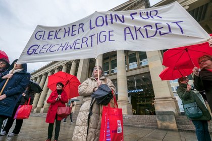 Flashmob beim Equal-Pay-Day-Fachtag 2017 von Verdi- und DGB-Frauen in Stuttgart.