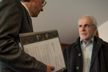 Finanzbürgermeister Föll (links) im Gespräch mit Paul Russmann von "Ohne Rüstung leben". Foto: Jens Volle