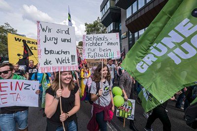 Engagement ja, Parteien lieber nicht. Junge DemonstrantInnen gegen CETA. Foto: Joachim E. Röttgers