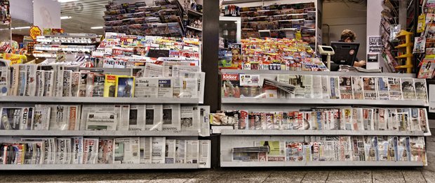 Trügerische Vielfalt im Zeitungsständer. Immer weniger Relevanz, immer mehr PR. Foto: Joachim E. Röttgers 
