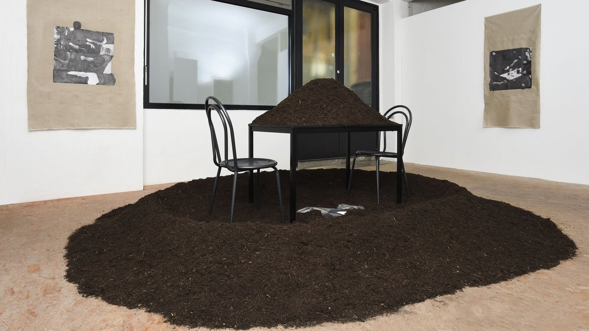 In der ersten Ausstellung füllte Evangelia Ntouni den Projektraum mit Erde. Foto: Ulrike Reichart