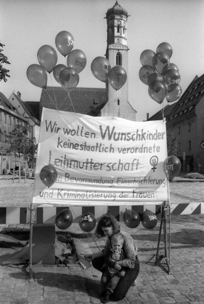 Memmingen 1988: Beim Prozess gegen den Frauenarzt Horst Theissen demonstrieren Frauen gegen die Kriminalisierung von Abtreibungen.