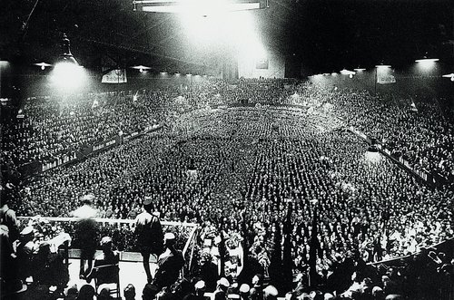 Hitlers Rede in der Stuttgarter Stadthalle ist gut besucht. Foto: Archiv Silberburg-Verlag