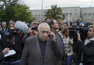 Belagert von Kameras: Geißler im Schlossgarten, kurz vor Beginn des Faktenchecks. Foto: Joachim E. Röttgers