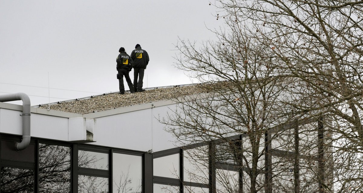 11. März 2009: Polizisten auf dem Dach der Albertville-Realschule in Winnenden. Foto: dpa