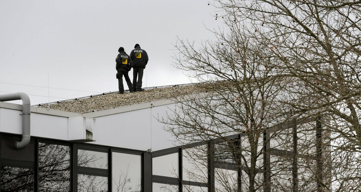 11. März 2009: Polizisten auf dem Dach der Albertville-Realschule in Winnenden. Foto: dpa