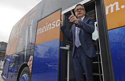 Mit dem Wahlkampfbus auf Wackelkurs.