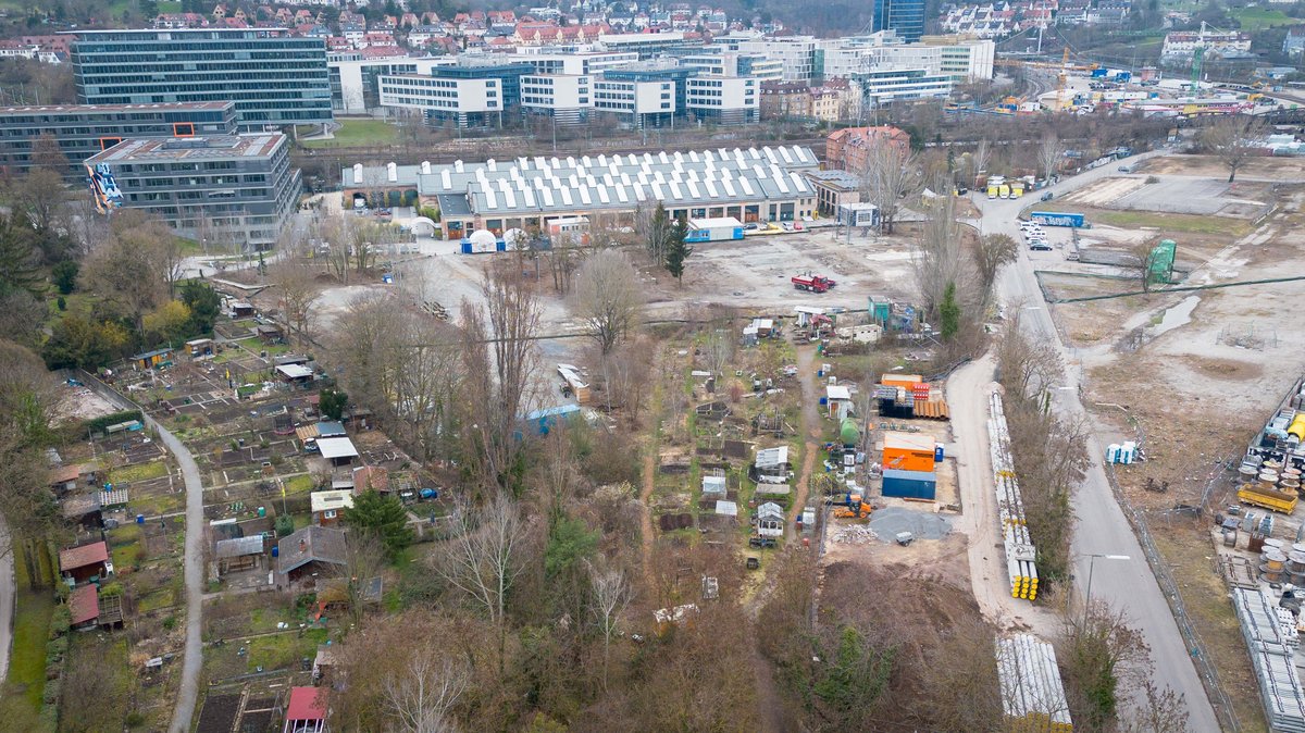 Blick auf das C1-Areal: im Vordergrund der Stadtacker, weiter hinten die Wagenhallen, dazwischen soll die Interimsoper entstehen. Foto: Julian Rettig
