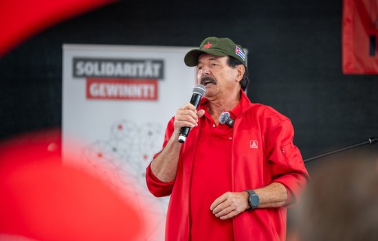 Mercedes-Betriebsrat Michael Clauss hofft auf den Generalstreik. Foto: Jens Volle