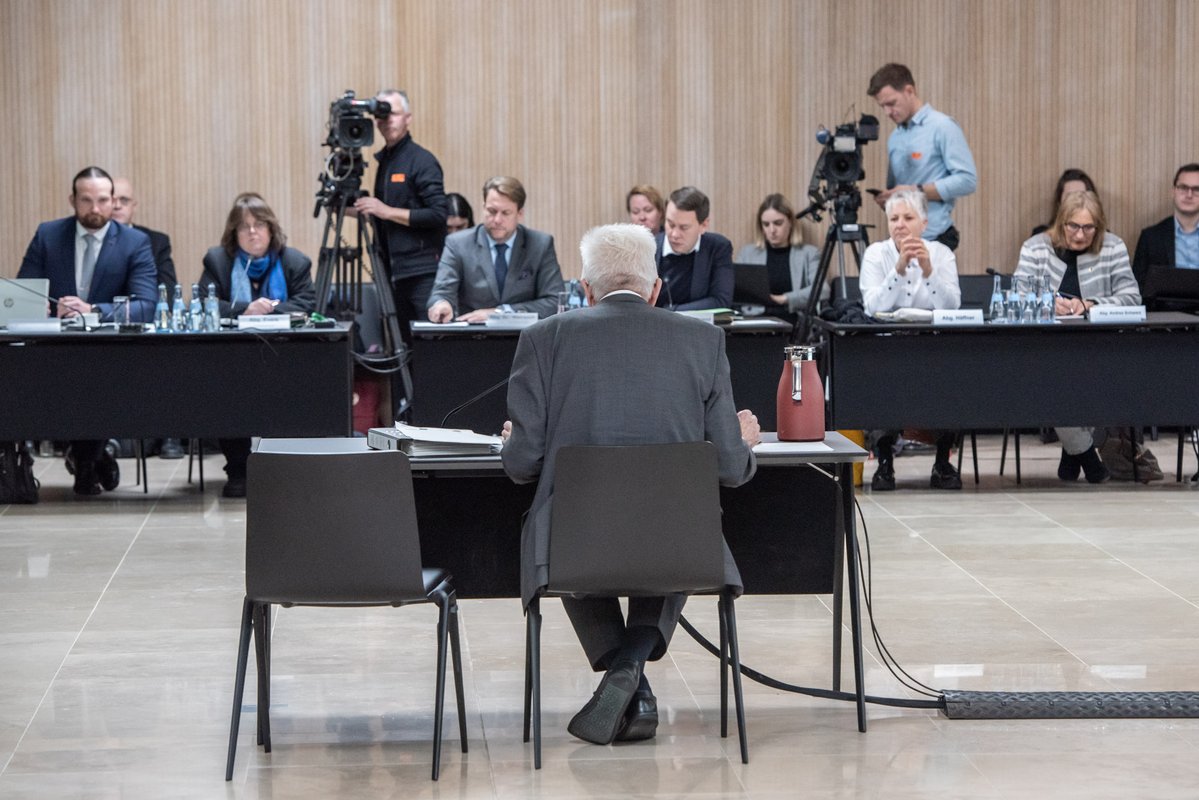 Ministerpräsident Kretschmann vor dem Untersuchungsausschuss: nicht zuständig und unwissend. Fotos: Jens Volle 