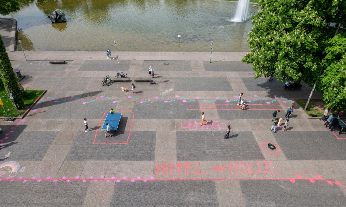 Auf dem Platz zwischen Oper und Eckensee gibt's Tischtennis, Himmel und Hölle, Geschicklichkeitsspiele.