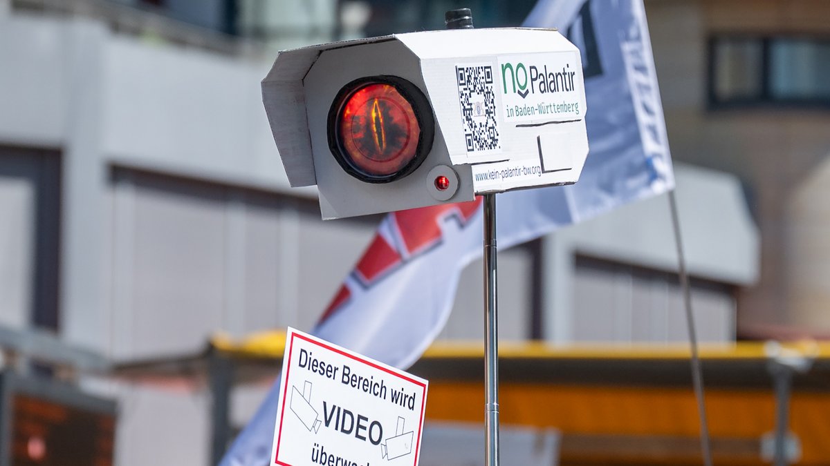 Befürchtung auf der Demo des Bündnisses "Kein Palantir in Baden-Württemberg" im April: Die Überwachungskamera wird mit der Software Gotham zum Auge Saurons, des dunklen Herrschers in Tolkiens Herr der Ringe. Auch der Firmenname Palantir stammt aus dieser Saga und ist dort ein Werkzeug des Bösen. Foto: Jens Volle