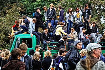Schüler erklimmen am Schwarzen Donnerstag in Partylaune einen Lkw. Und dann kam die Polizei. Foto: Martin Storz