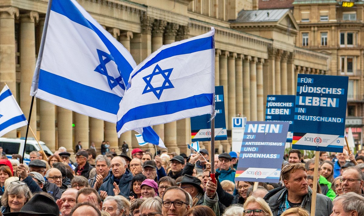 Nach dem antisemitisch motivierten Terror in Halle demonstrierten am 3. November mehrere hundert Menschen auf dem Stuttgarter Schlossplatz. Foto: Oliver Willikonsky