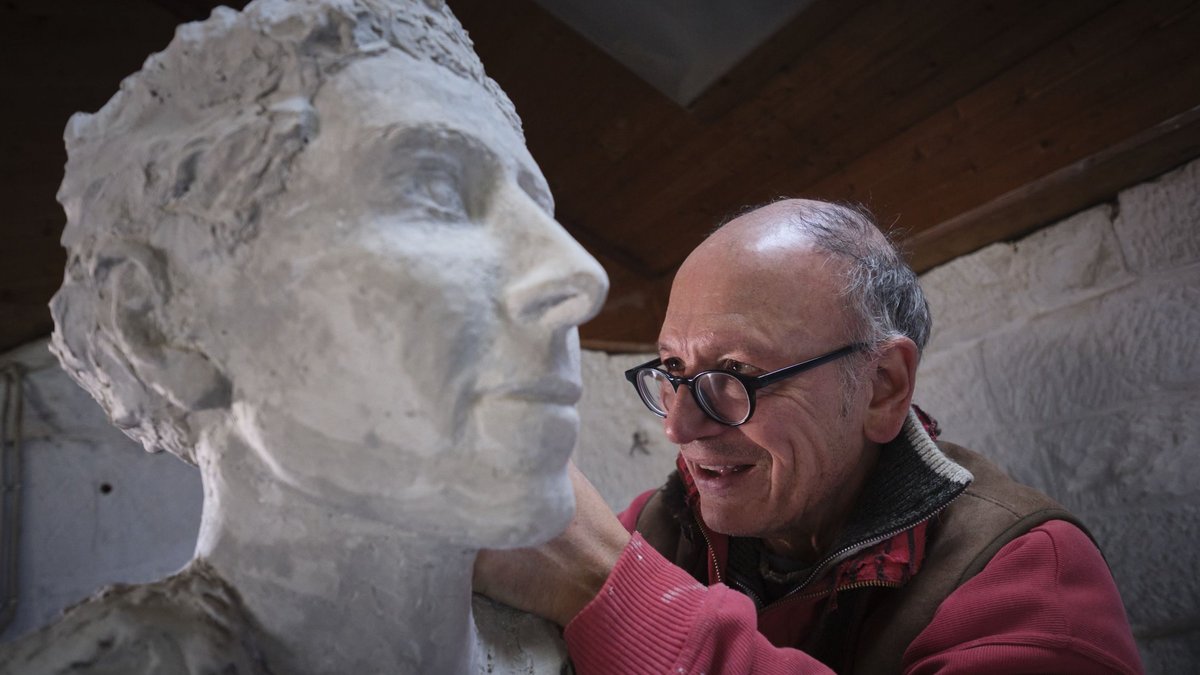 Der Bildhauer und Grafiker Joachim Sauter mit seiner Rosenfeld-Skulptur. Fotos: Joachim E. Röttgers